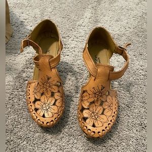 Huaraches Authentic size 9 wedges worn a few times like new